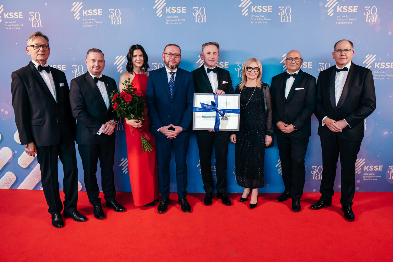 zdjęcie władz uczelni z przedstawicielami ksse