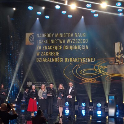 Autorki publikacji na scenie podczas wręczania nagrody.
