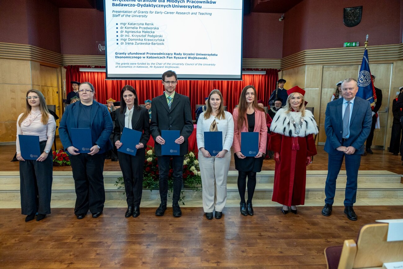 zdjęcie grupowe nagrodzonych grantami